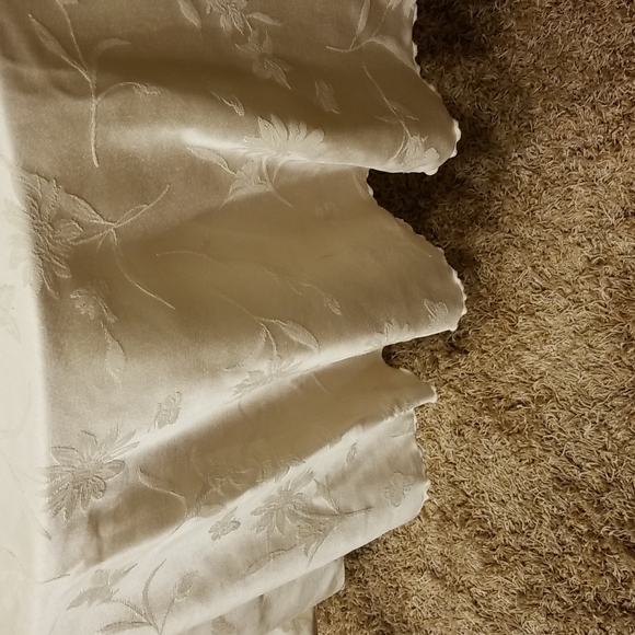 Satin Brocade Tablecloth - Picture 6 of 10